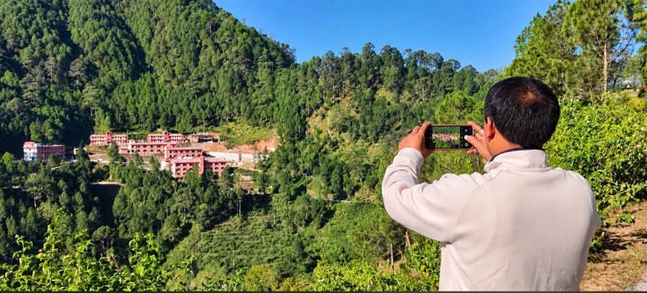 जिस सपने को धरातल पर उतारा, उसी महाविद्यालय की तस्वीर लेते नजर आए डॉ. धन सिंह रावत