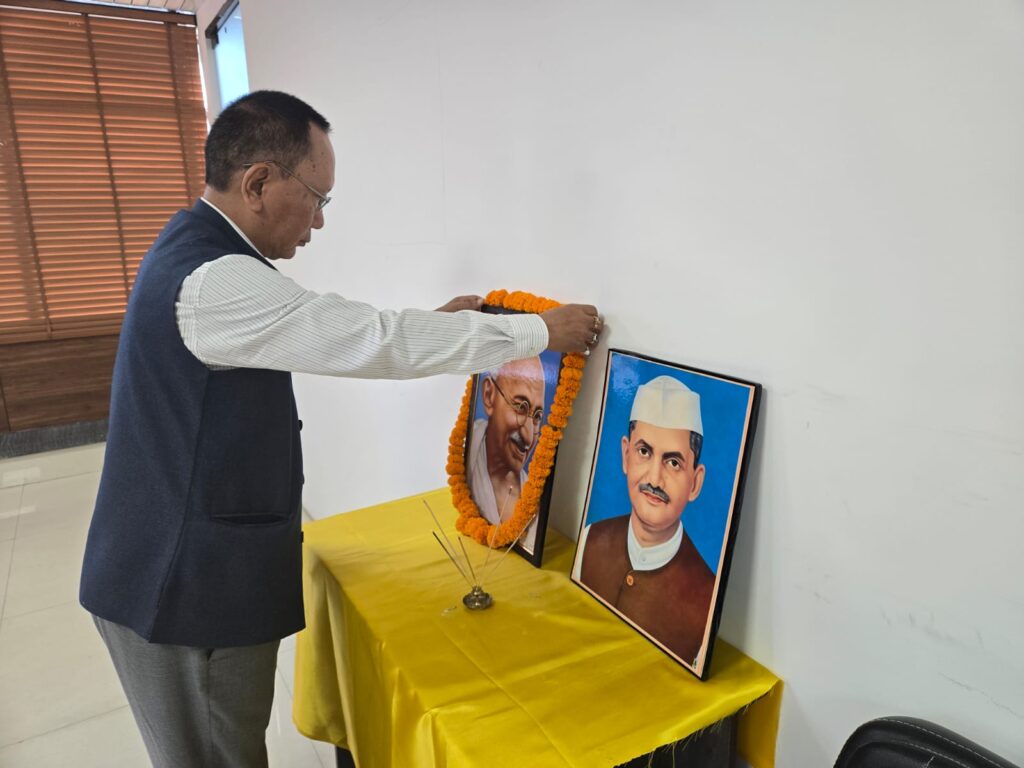 महात्मा गांधी व शास्त्री के आदर्शों पर चलने का संकल्प लिया